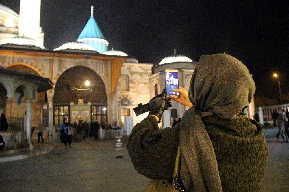 Kandilde vatandaşlar Mevlana’nın türbesine akın etti