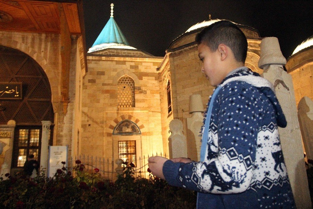 Kandilde vatandaşlar Mevlana’nın türbesine akın etti