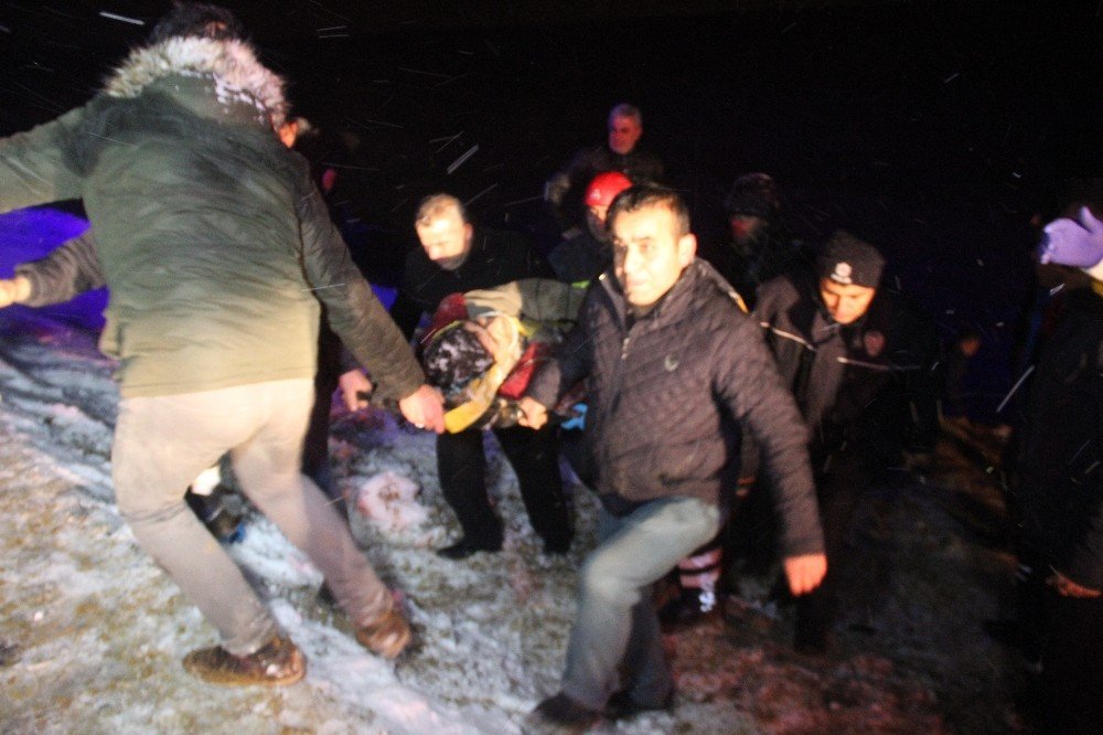 Karlı yolda kayan otobüs şarampole devrildi: 32 yaralı