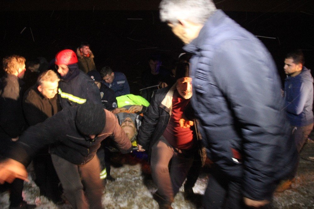 Karlı yolda kayan otobüs şarampole devrildi: 32 yaralı