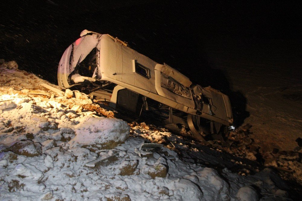 Karlı yolda kayan otobüs şarampole devrildi: 32 yaralı