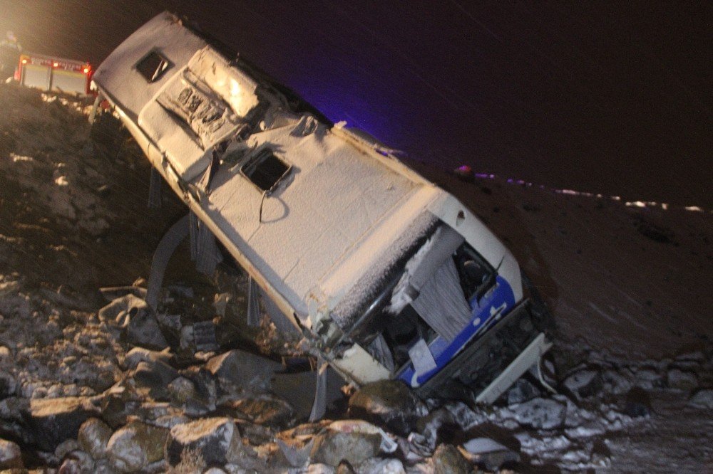 Karlı yolda kayan otobüs şarampole devrildi: 32 yaralı
