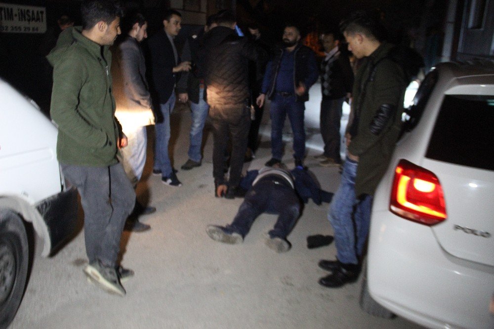 Önce dövdüler sonra polise teslim ettiler