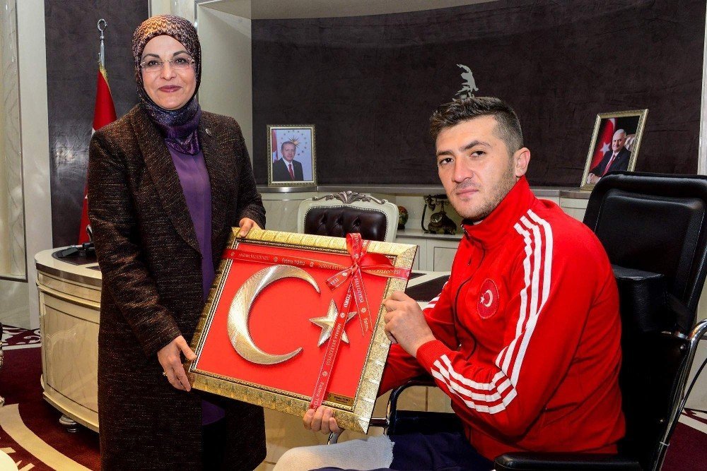 Kahraman gaziye belediyede coşkulu karşılama