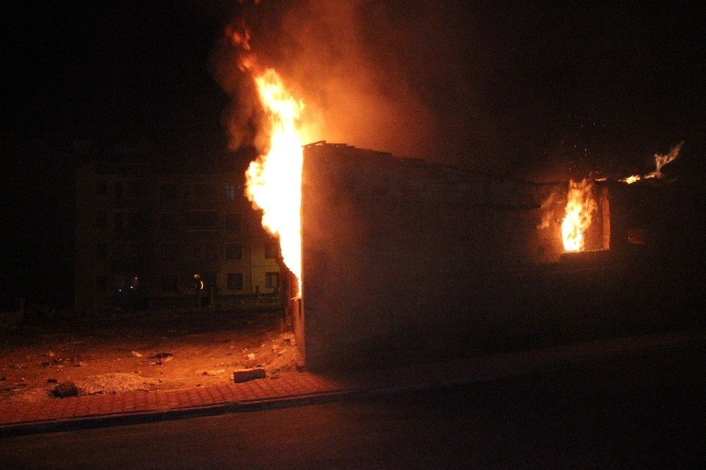 Kullanılmayan ev iki hafta içerisinde ikinci kez yandı