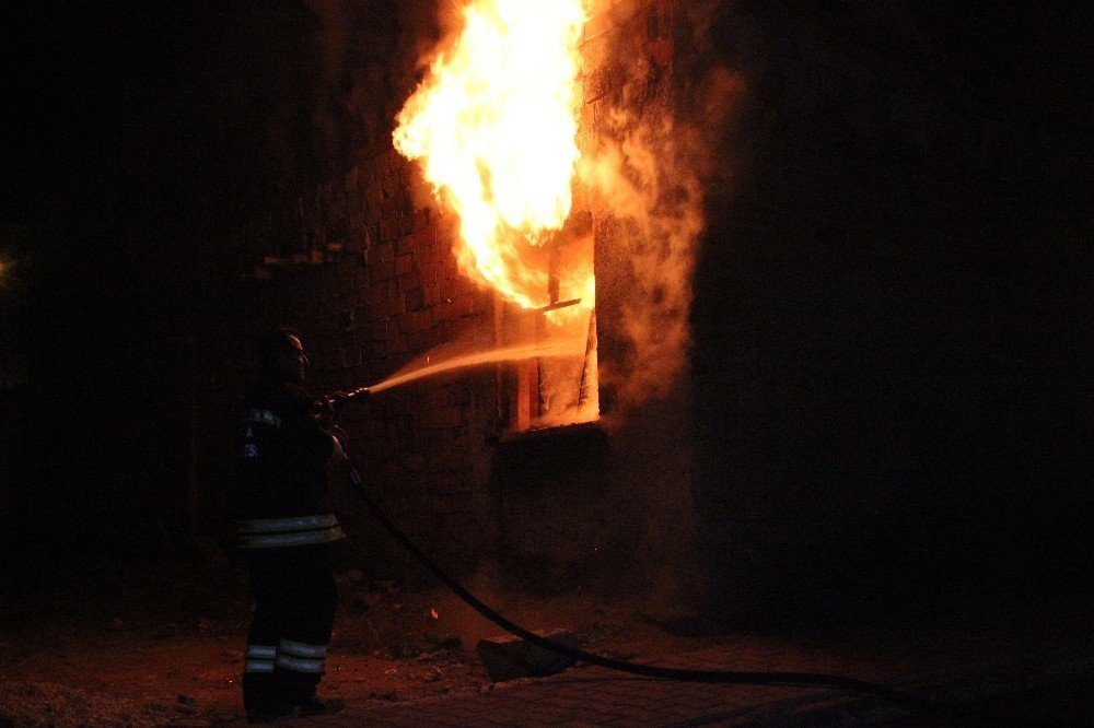 Kullanılmayan ev iki hafta içerisinde ikinci kez yandı