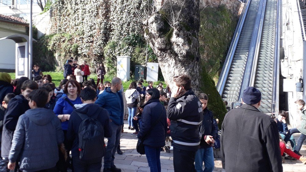 Bursa'da yürüyen merdivende can pazarı: 8 yaralı ile ilgili görsel sonucu