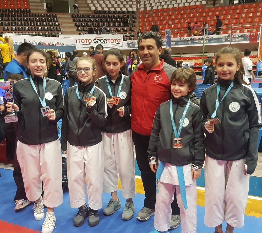 Erkek sporu karateyi kadın sporcular anlattı Erkek sporu karateyi kadın sporcular anlattı