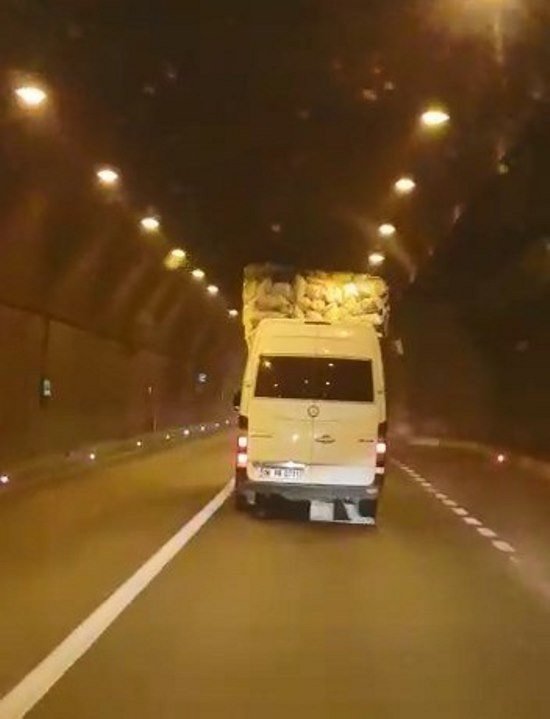Saman yüklü kamyon tünelde trafiği tehlikeye soktu