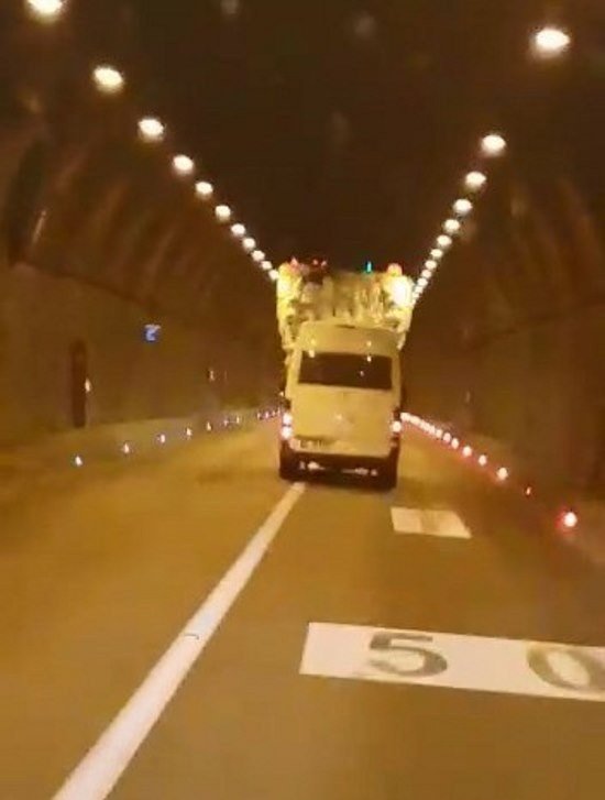 Saman yüklü kamyon tünelde trafiği tehlikeye soktu