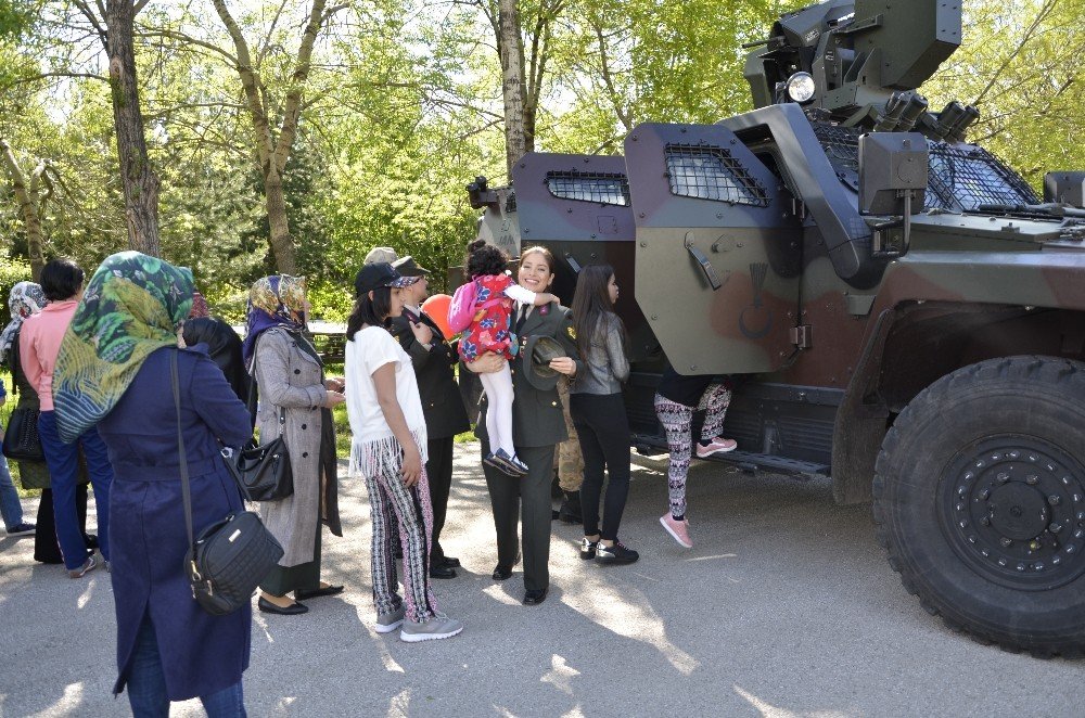 Jandarmadan Ãocuklara AnlamlÄ± Jest ile ilgili gÃ¶rsel sonucu