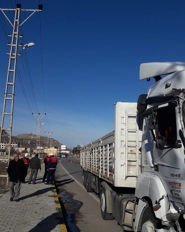 Gevaş’ta trafik kazası; 6 yaralı