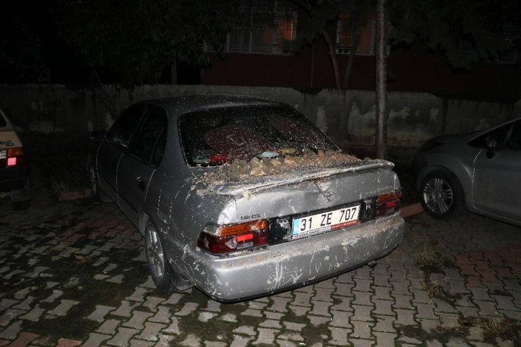 Apartmanın istinat duvarı çöktü, 3 otomobilde hasar oluştu