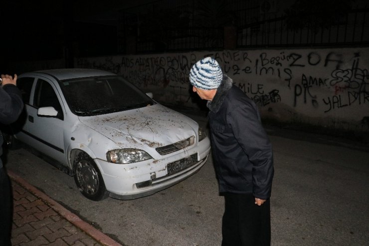 Apartmanın istinat duvarı çöktü, 3 otomobilde hasar oluştu