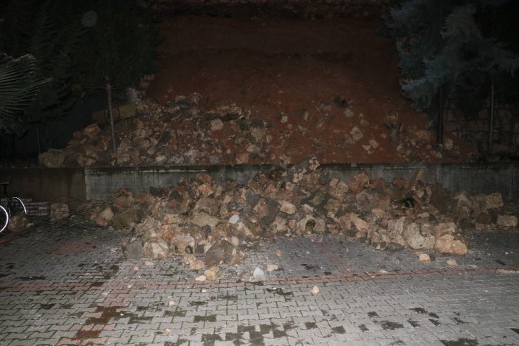 Apartmanın istinat duvarı çöktü, 3 otomobilde hasar oluştu