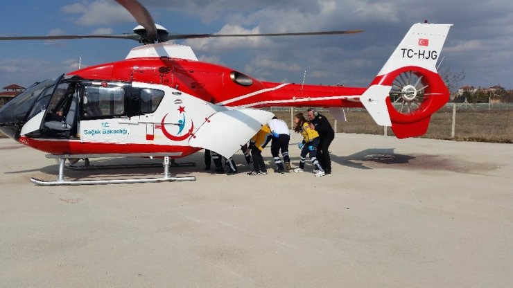 Kalp krizi geçiren yaşlı adam ambulans helikopterle hastaneye götürüldü