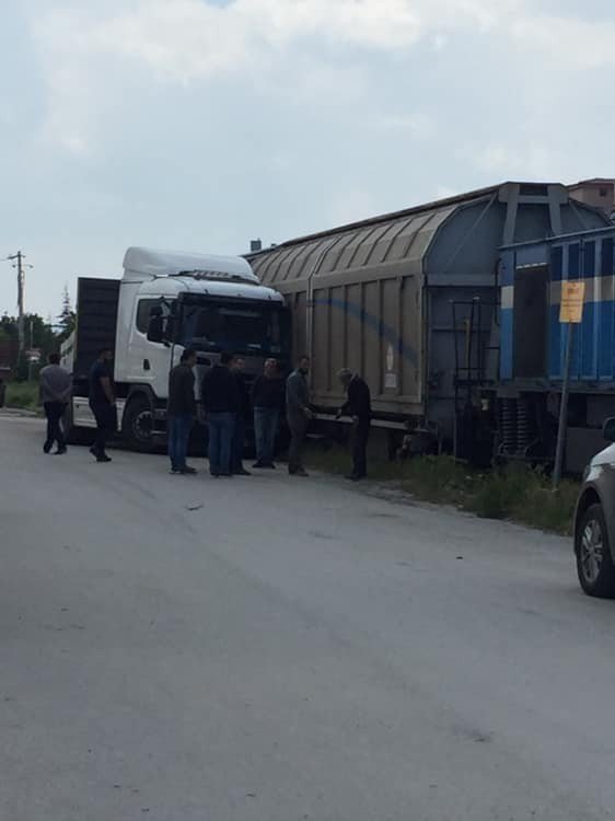 Park halindeki tıra tren çarptı