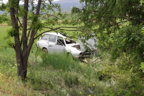 Konya yolunda otomobil tarlaya uçtu! Sürücü öldü, kızı ve torunu yaralandı