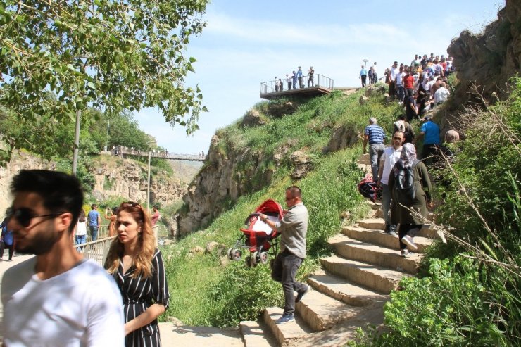 Muradiye Şelalesi’nde bayram yoğunluğu