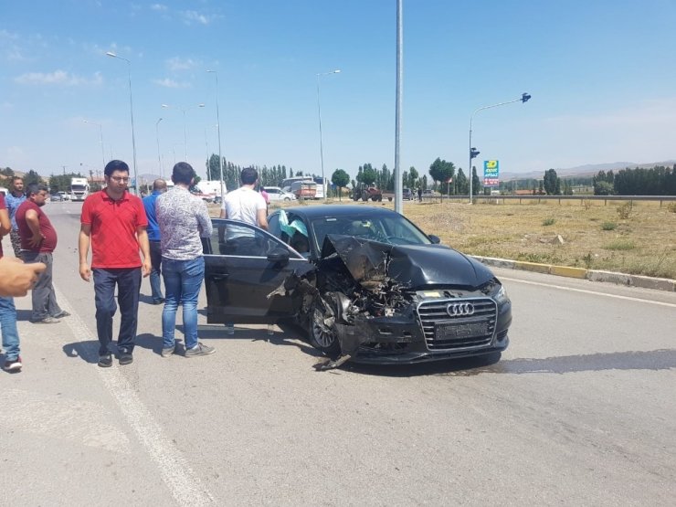 Lüks otomobille çarpışan traktör 2’ye bölündü
