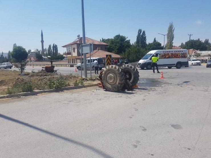 Lüks otomobille çarpışan traktör 2’ye bölündü