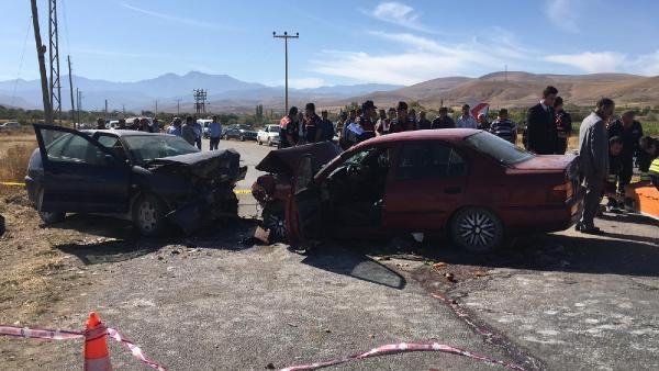 Konya'da iki otomobil çarpıştı: 2 ölü, 3 yaralı