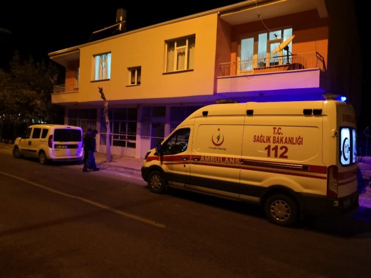 Polis kapıyı açtırdı, iki genç evde ölü bulundu