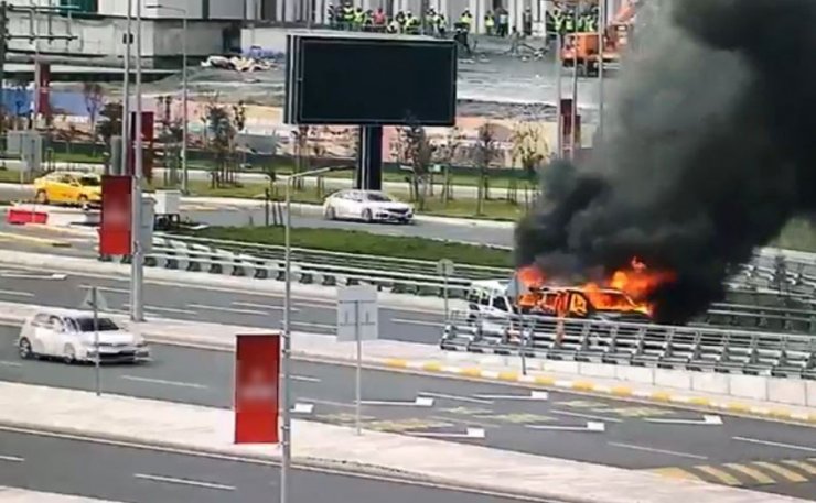 İstanbul Havalimanı’nda seyir halindeki VIP araç alev alev böyle yandı