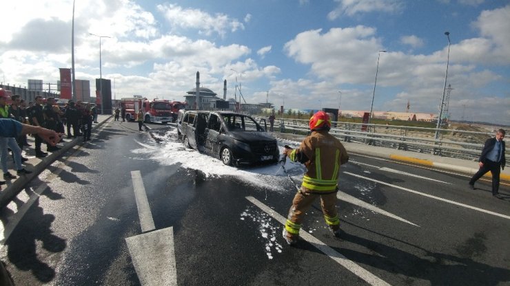 İstanbul Havalimanı’nda seyir halindeki VIP araç alev alev böyle yandı