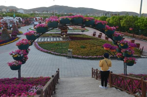 Konya'da 500 bin bitkinin bulunduğu rengarenk bahçeye ziyaretçi akını 4