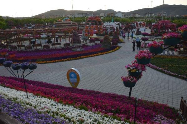 Konya'da 500 bin bitkinin bulunduğu rengarenk bahçeye ziyaretçi akını 7