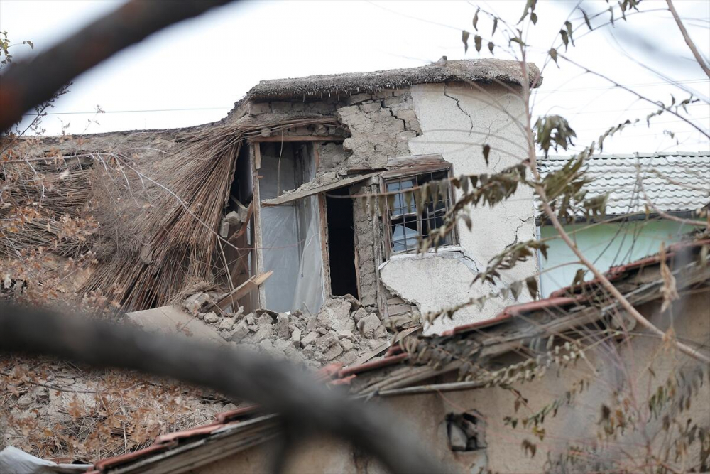 Konya'da 2 katlı kerpiç binada göçük! 3 ölü 11