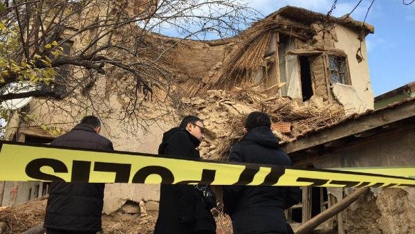 Konya'da 2 katlı kerpiç binada göçük! 3 ölü 16