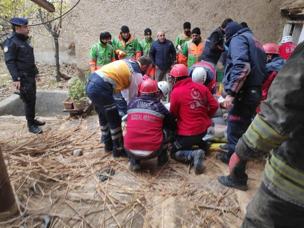 Konya'da 2 katlı kerpiç binada göçük! 3 ölü 17