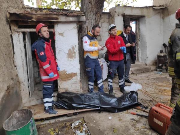 Konya'da 2 katlı kerpiç binada göçük! 3 ölü 22