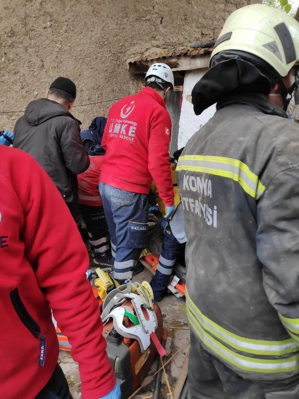 Konya'da 2 katlı kerpiç binada göçük! 3 ölü 25