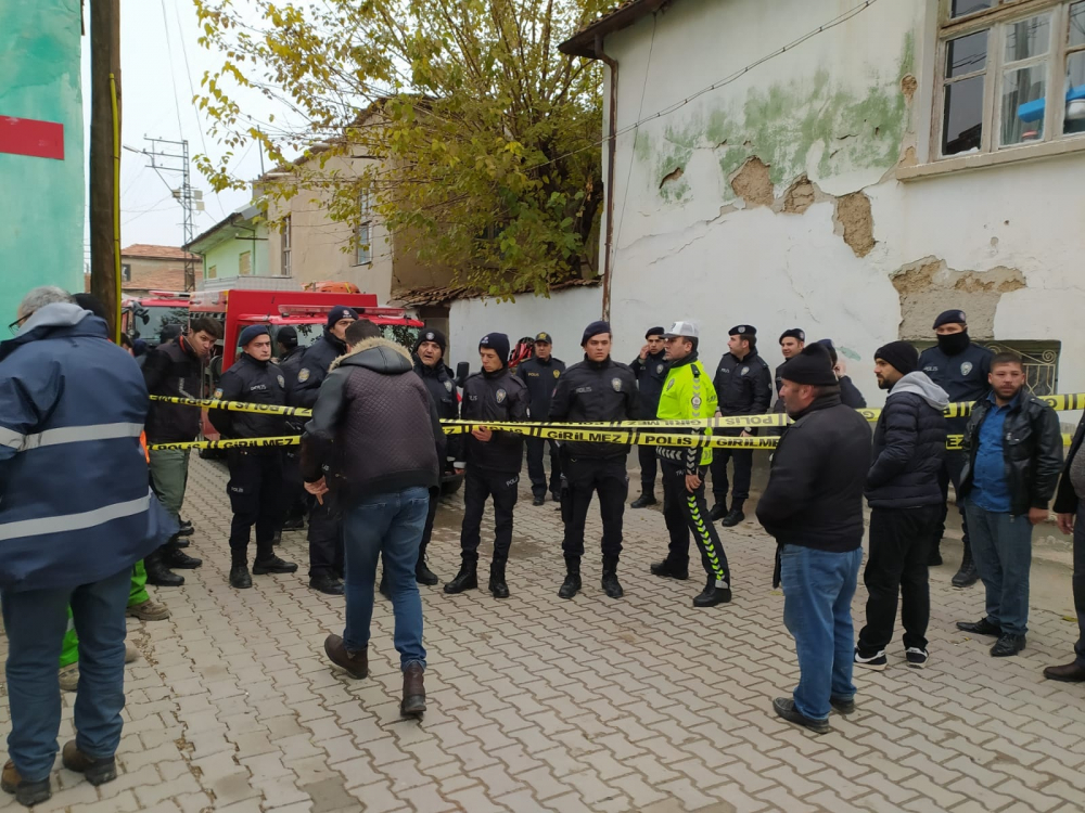 Konya'da 2 katlı kerpiç binada göçük! 3 ölü 4
