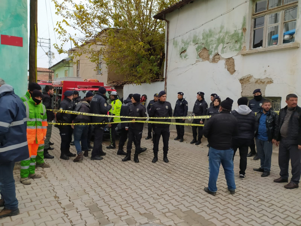 Konya'da 2 katlı kerpiç binada göçük! 3 ölü 6