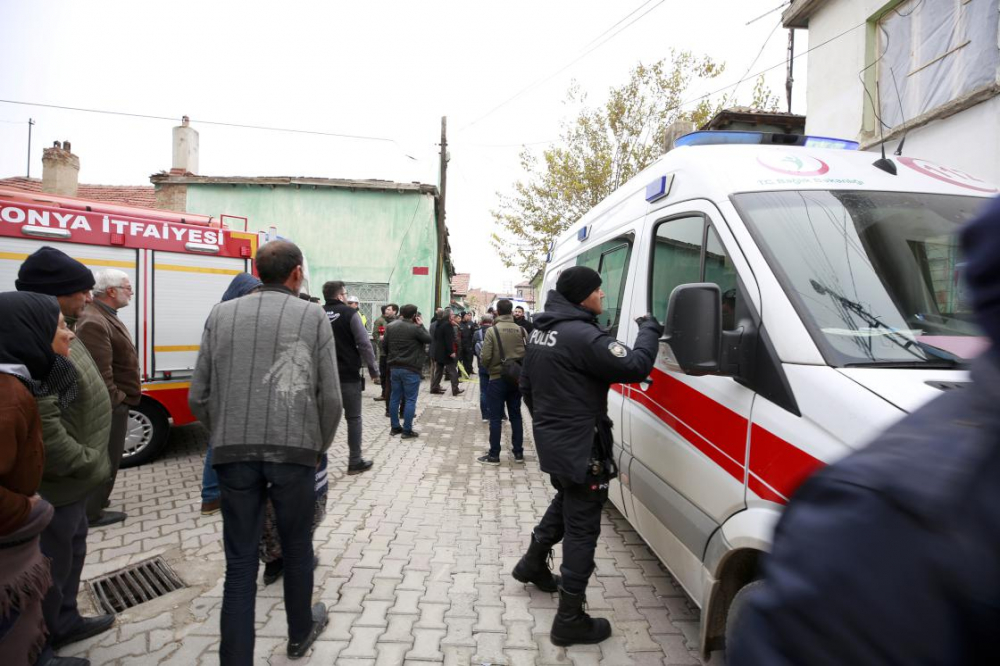 Konya'da 2 katlı kerpiç binada göçük! 3 ölü 8