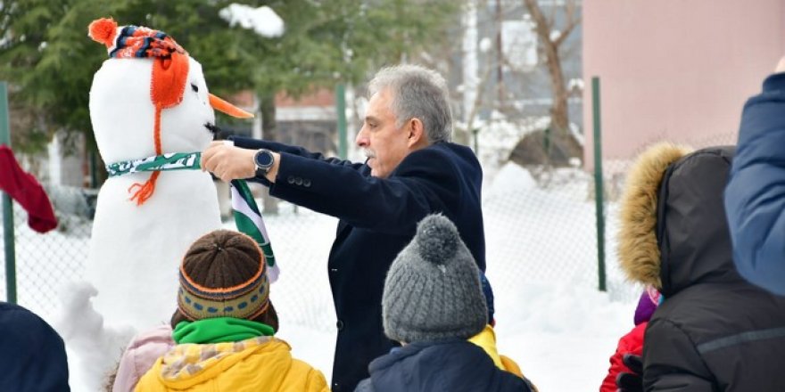 Konya Valisi Toprak çocuklarla kartopu oynadı