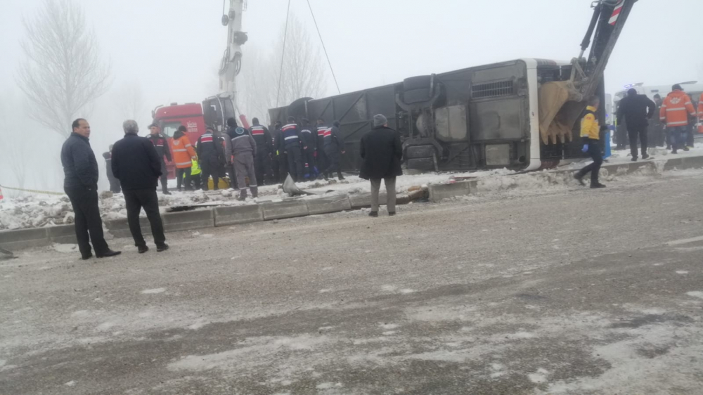 Konya-Isparta kara yolunda yolcu otobüsü devrildi 6