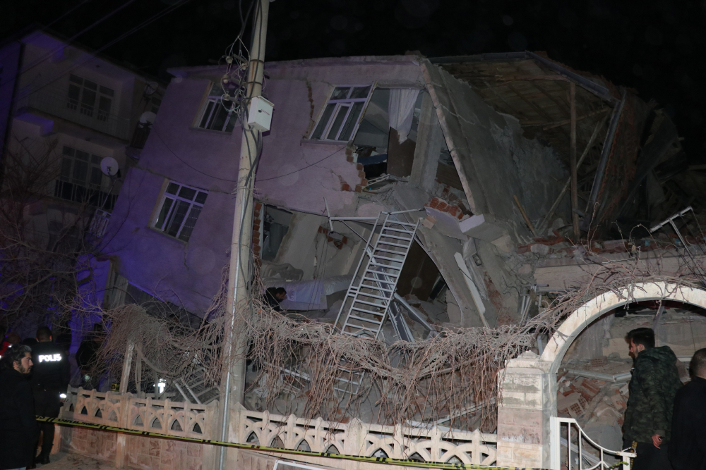 Elazığ'da 6,5 büyüklüğünde deprem 10