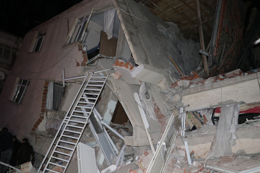 Elazığ'da 6,5 büyüklüğünde deprem 15