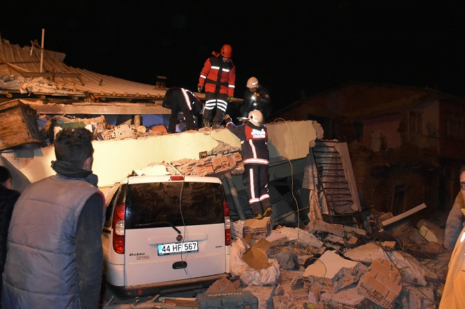 Elazığ'da 6,5 büyüklüğünde deprem 30