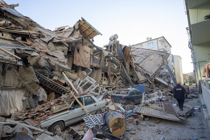 Elazığ’da depremin etkileri gün ağarınca ortaya çıktı 1