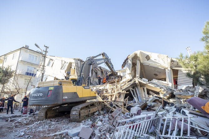 Elazığ’da depremin etkileri gün ağarınca ortaya çıktı 12