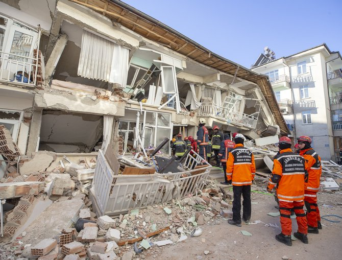 Elazığ’da depremin etkileri gün ağarınca ortaya çıktı 13