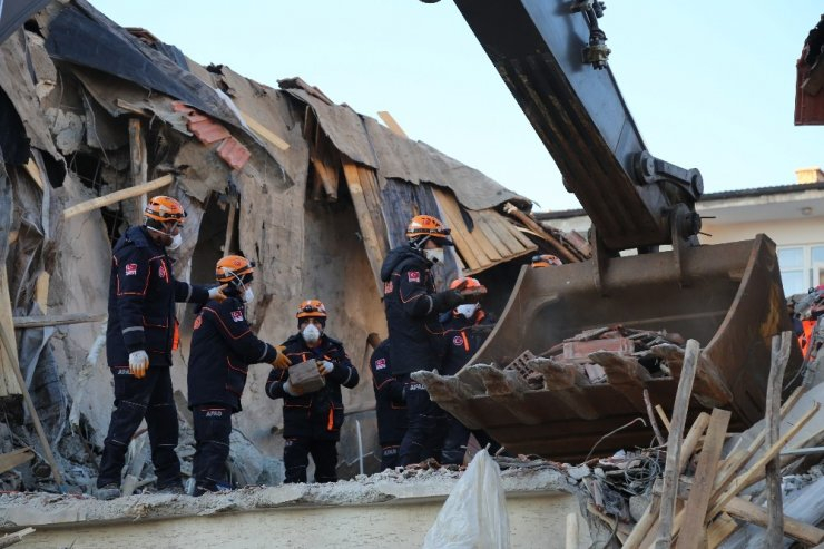Elazığ’da depremin etkileri gün ağarınca ortaya çıktı 18