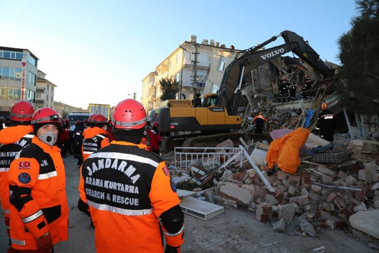 Elazığ’da depremin etkileri gün ağarınca ortaya çıktı 19