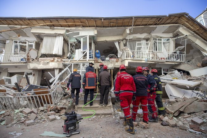 Elazığ’da depremin etkileri gün ağarınca ortaya çıktı 6